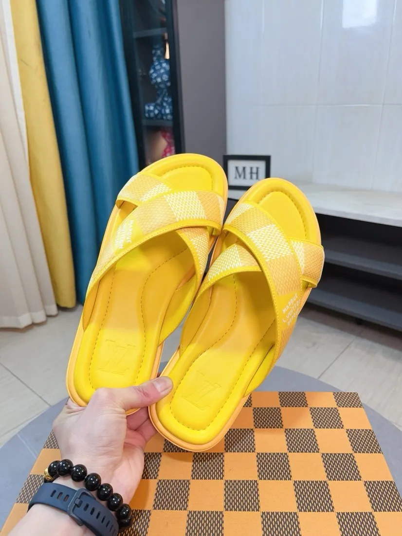 Men's shoes 💰340🌹🌹 (lv-Louis Vuitton) New men's slippers, high-end boutique, exquisite embossed logo decoration on the upper, fine workmanship, super soft soles, casual, loose and comfortable, a must-have in summer! \nsize：38-44